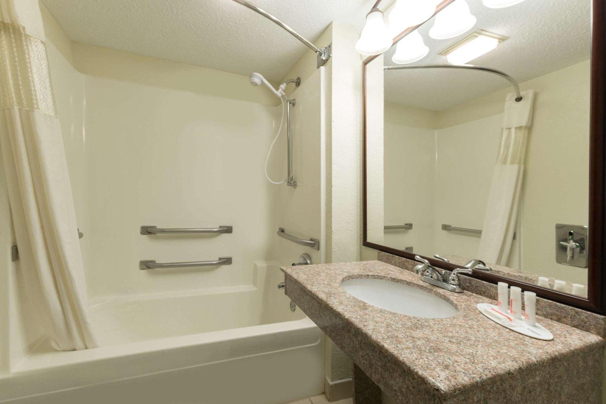 Baymont By Wyndham Louisville South I 65 Brooks Eksteriør bilde