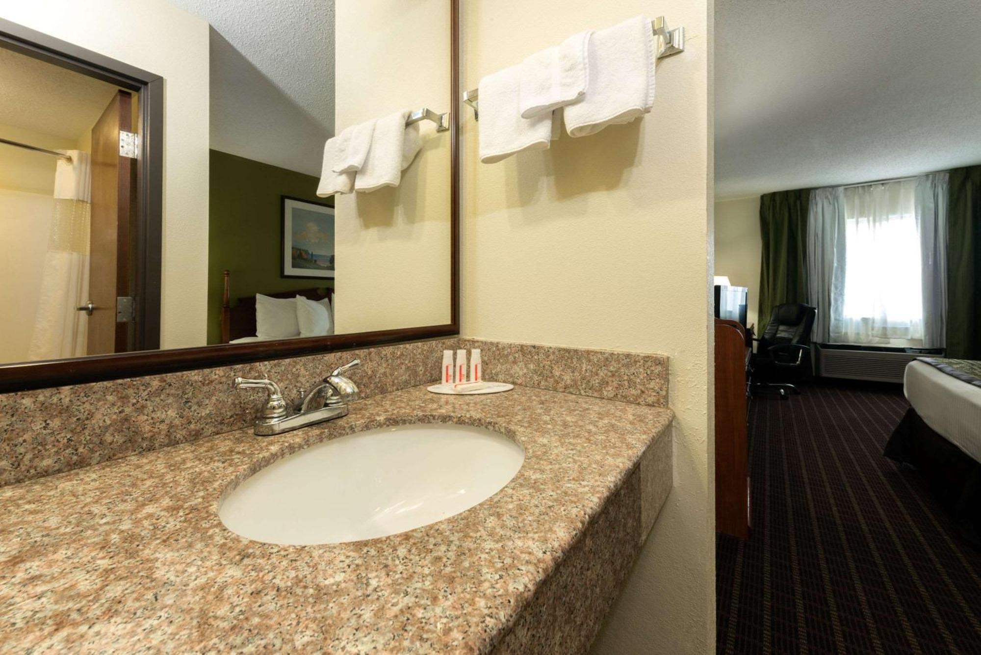 Baymont By Wyndham Louisville South I 65 Brooks Eksteriør bilde