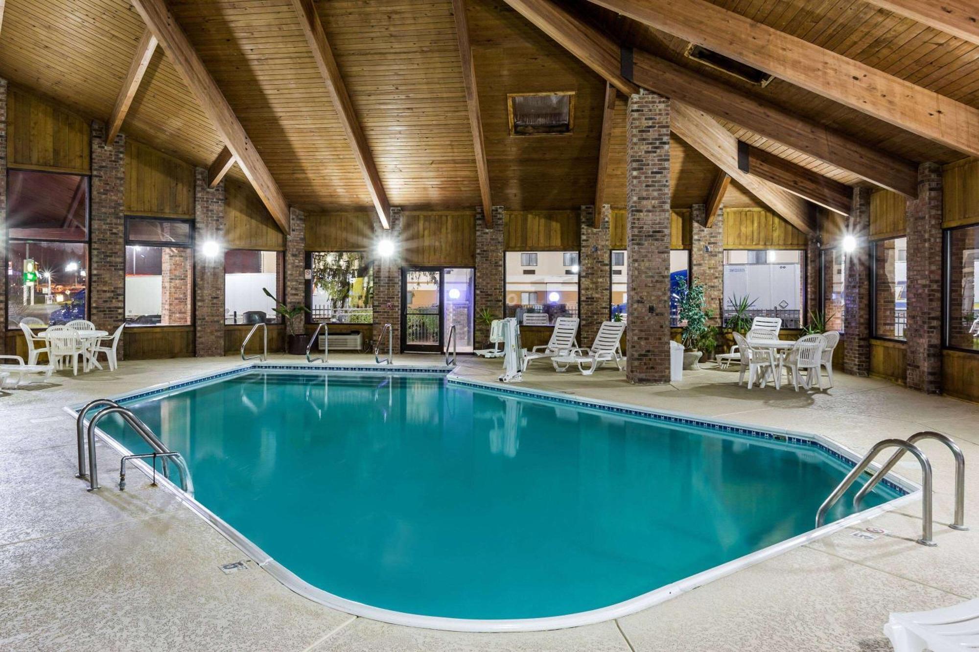 Baymont By Wyndham Louisville South I 65 Brooks Eksteriør bilde
