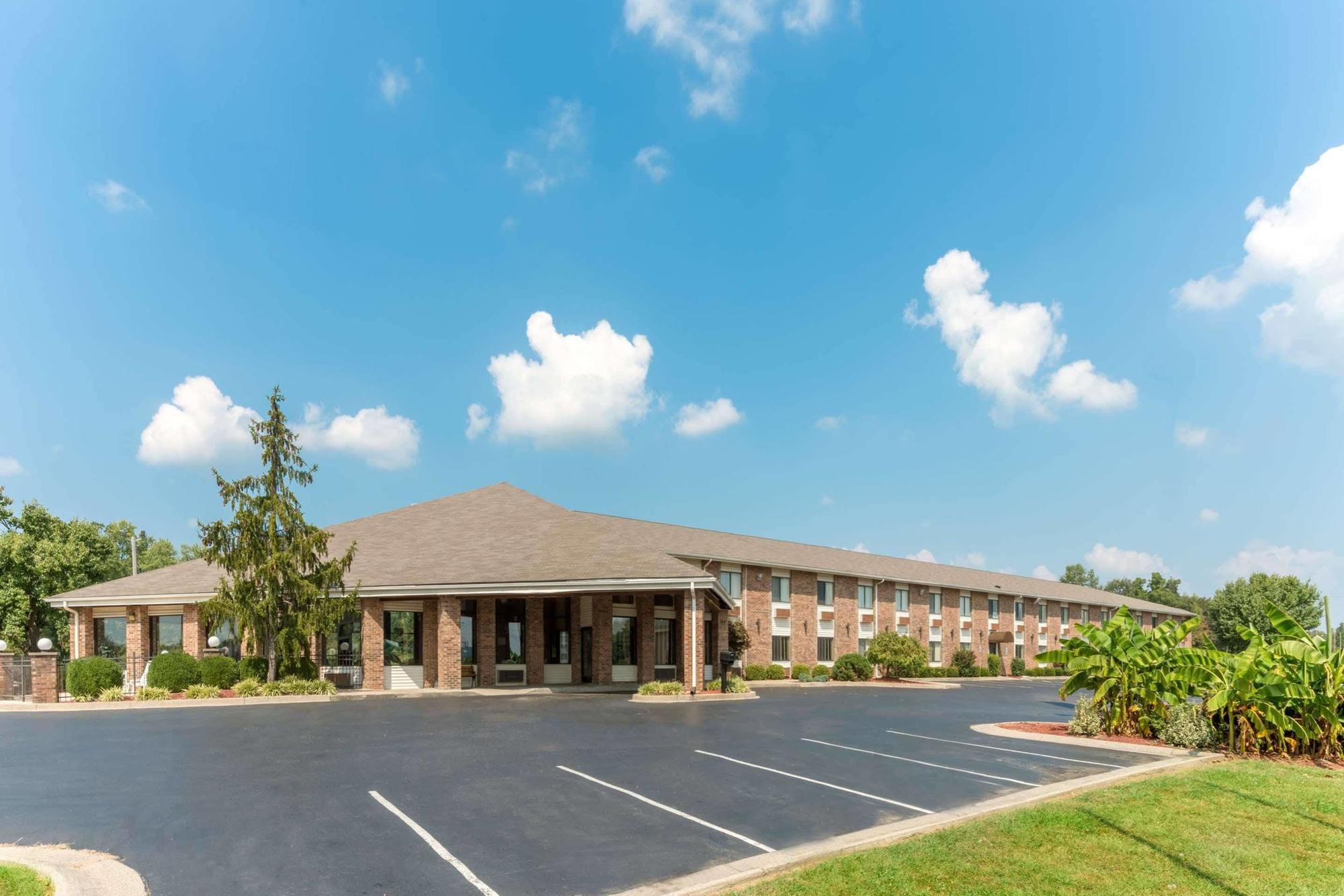 Baymont By Wyndham Louisville South I 65 Brooks Eksteriør bilde